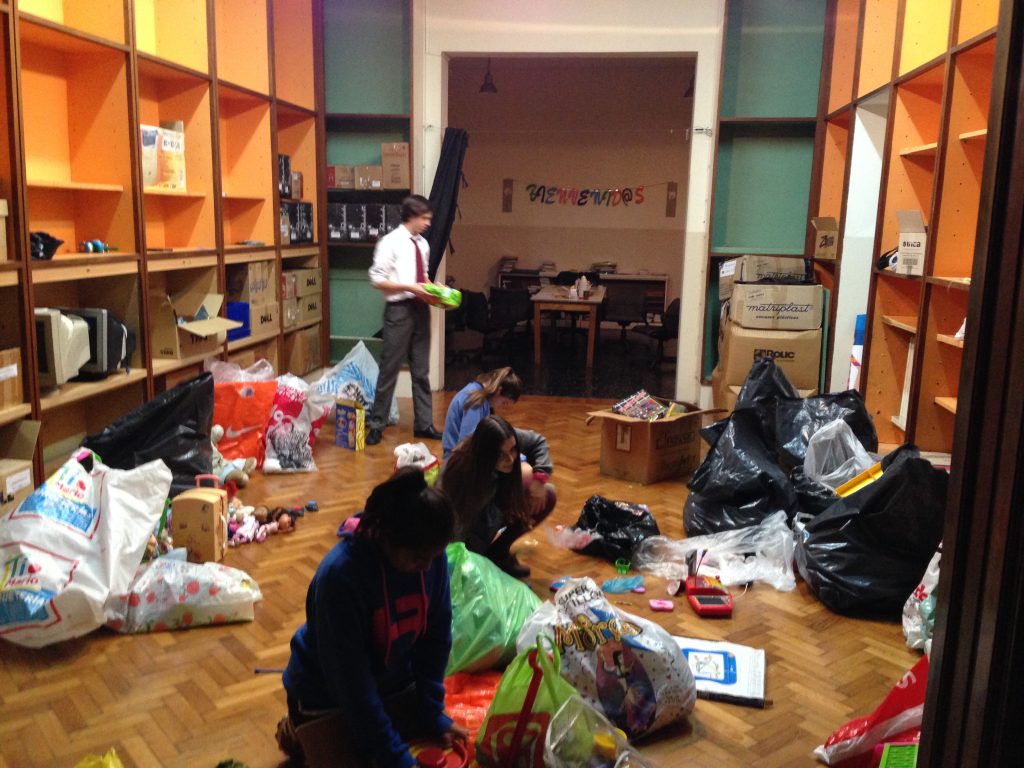 Voluntarios del Colegio San Agustín seleccionando juguetes